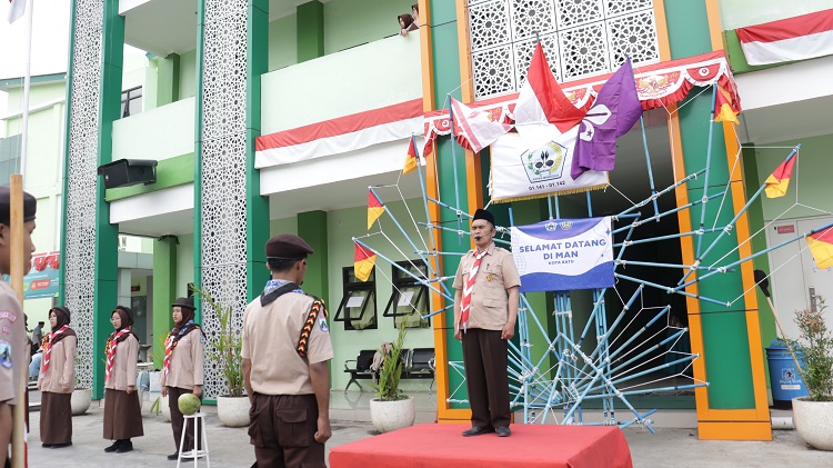 Kak Farhadi Memimpin Apel Tegak Tamu