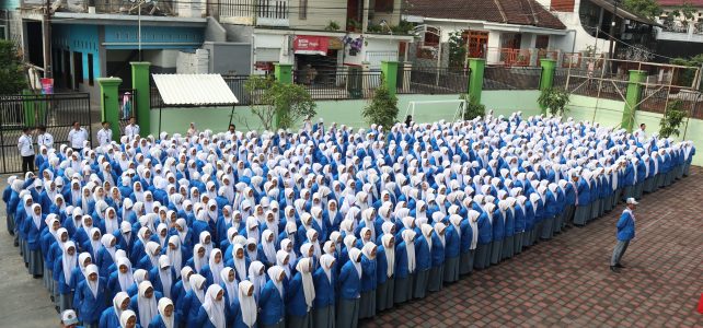 PERINGATI HARI GURU NASIONAL, MAN KOTA BATU GELAR APEL MONUMENTAL