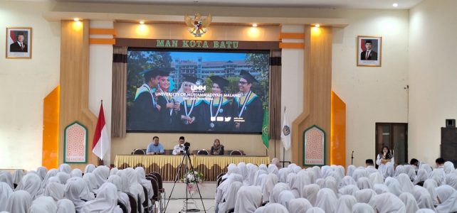 Tunjukkan Apresiasi Kemitraan, UMM Beri Smart TV ke MAN Kota Batu